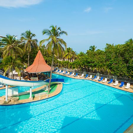Hotel Las Americas Casa De Playa Cartagena Ngoại thất bức ảnh The swimming pool at the hotel