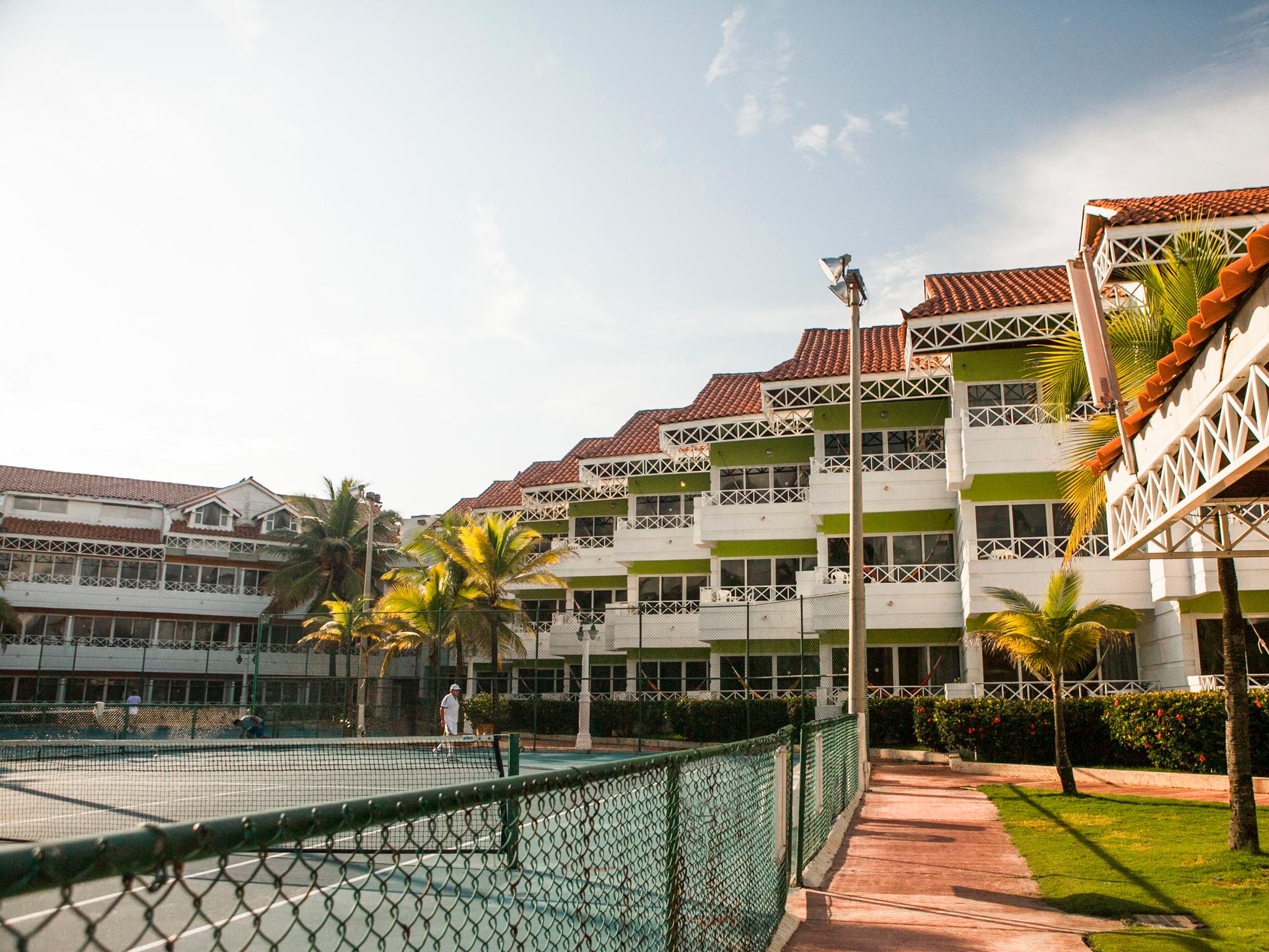 Hotel Las Americas Casa De Playa Cartagena Ngoại thất bức ảnh The school's main building