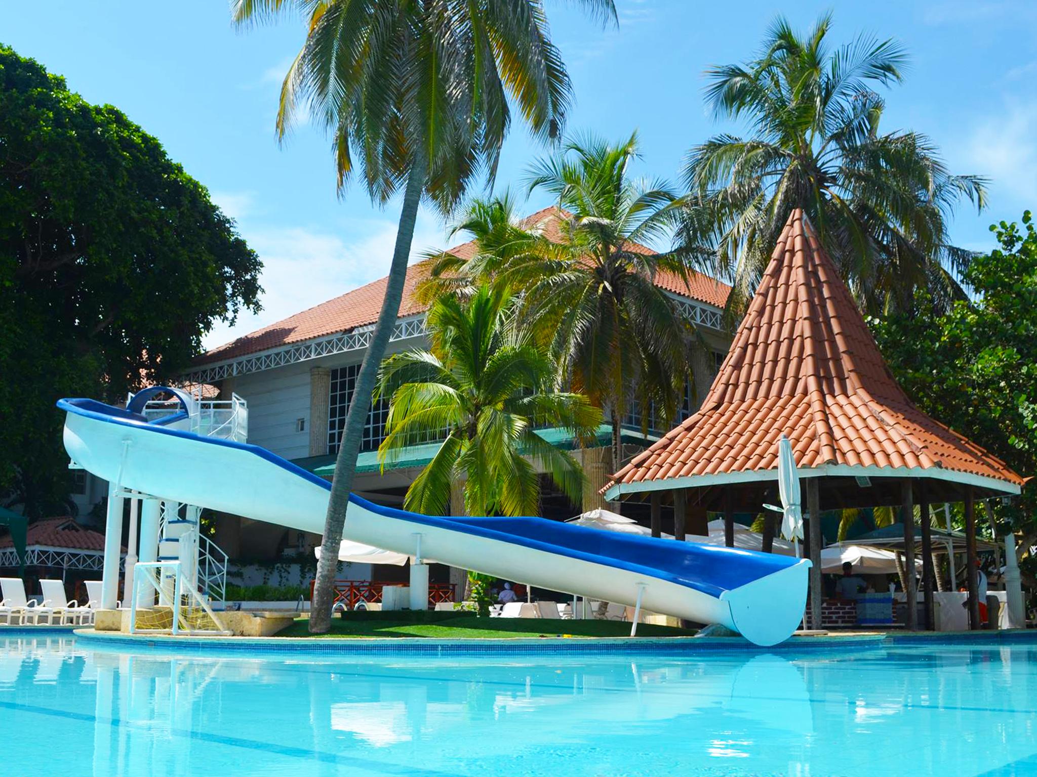 Hotel Las Americas Casa De Playa Cartagena Ngoại thất bức ảnh The swimming pool at the hotel