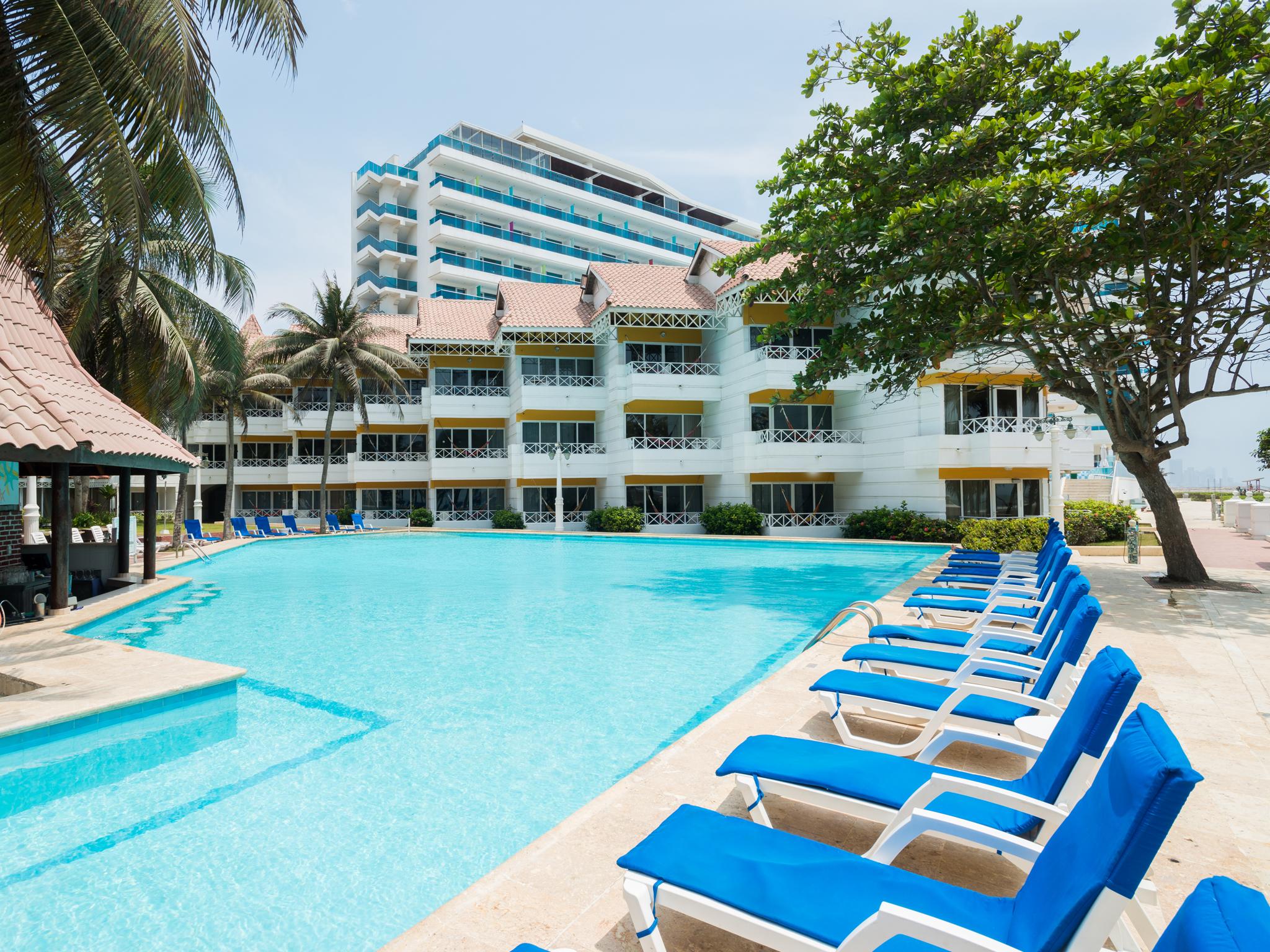 Hotel Las Americas Casa De Playa Cartagena Ngoại thất bức ảnh The pool at the hotel
