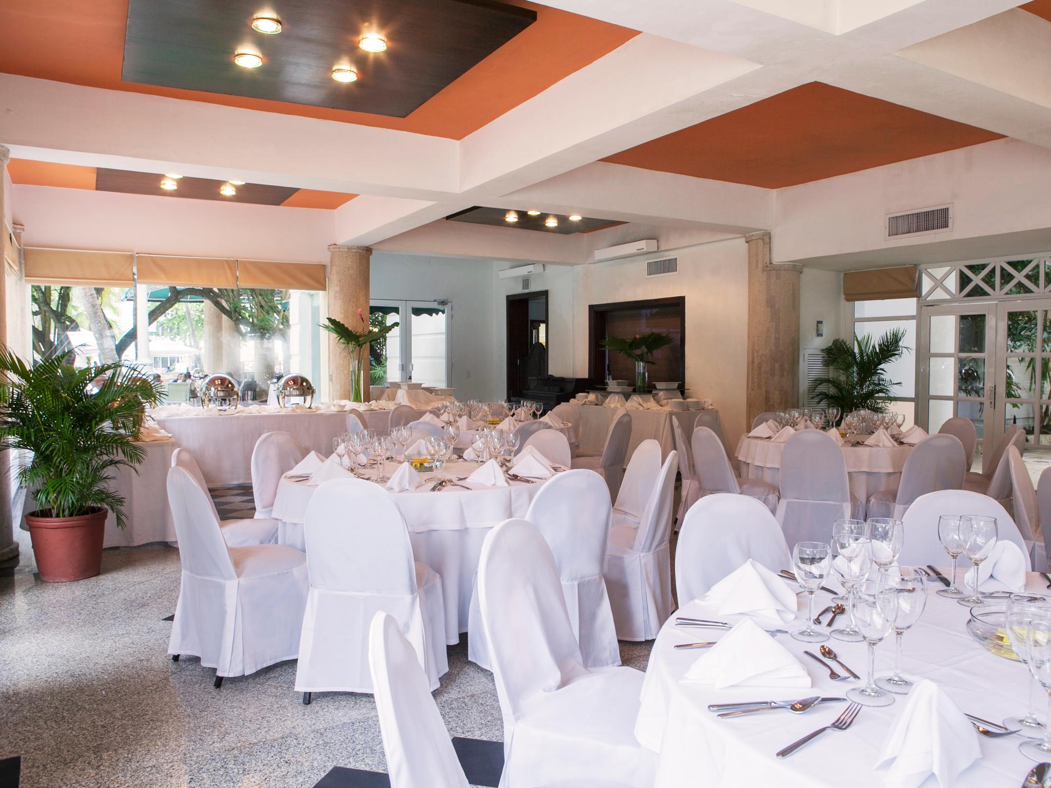 Hotel Las Americas Casa De Playa Cartagena Ngoại thất bức ảnh A restaurant in the resort