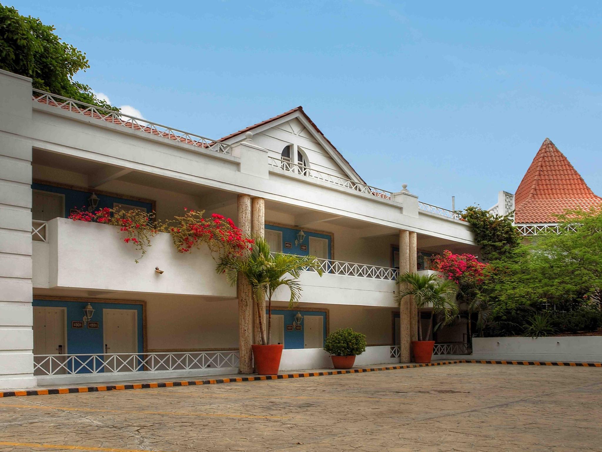 Hotel Las Americas Casa De Playa Cartagena Ngoại thất bức ảnh The school's main building