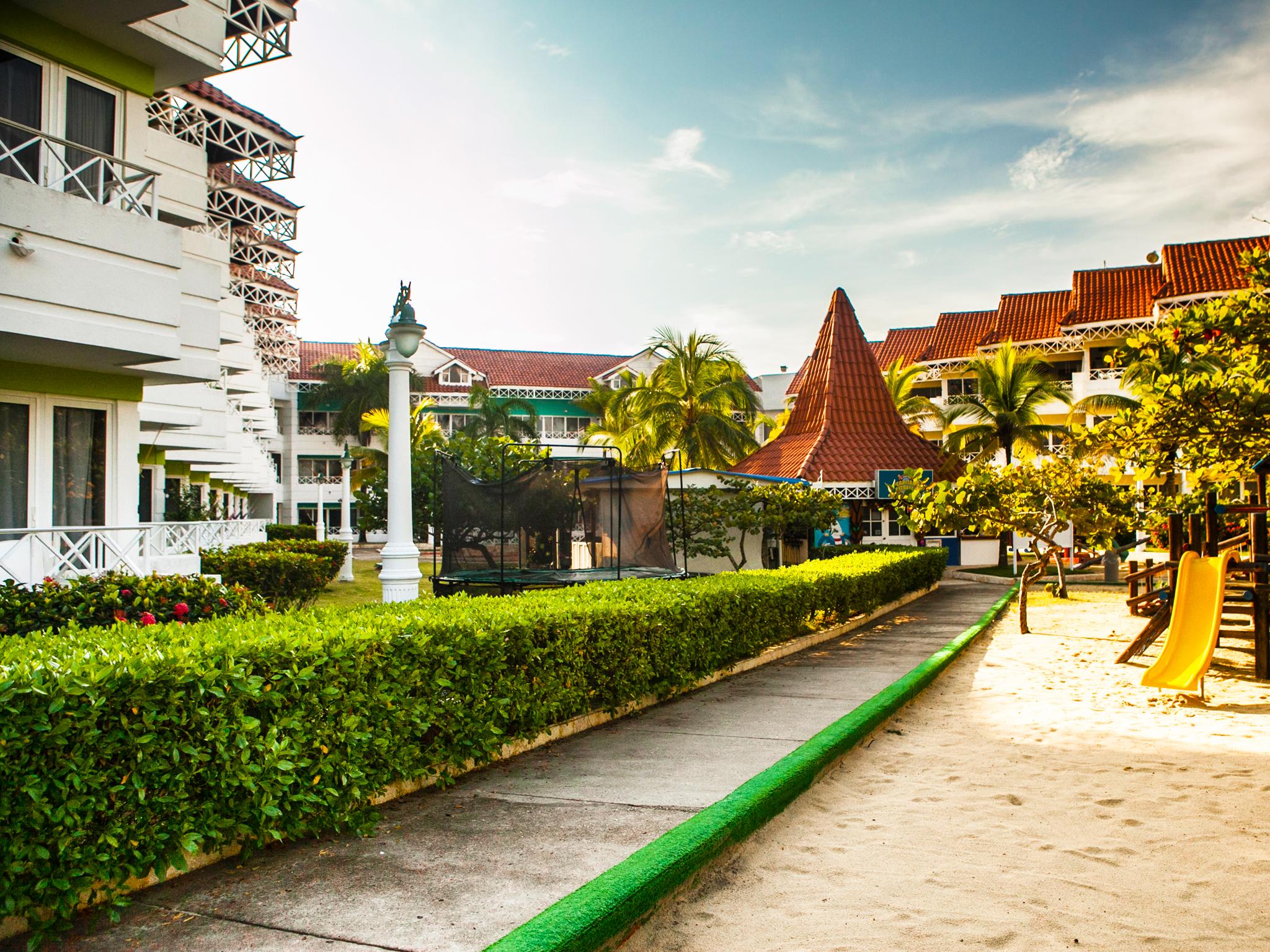 Hotel Las Americas Casa De Playa Cartagena Ngoại thất bức ảnh The Village
