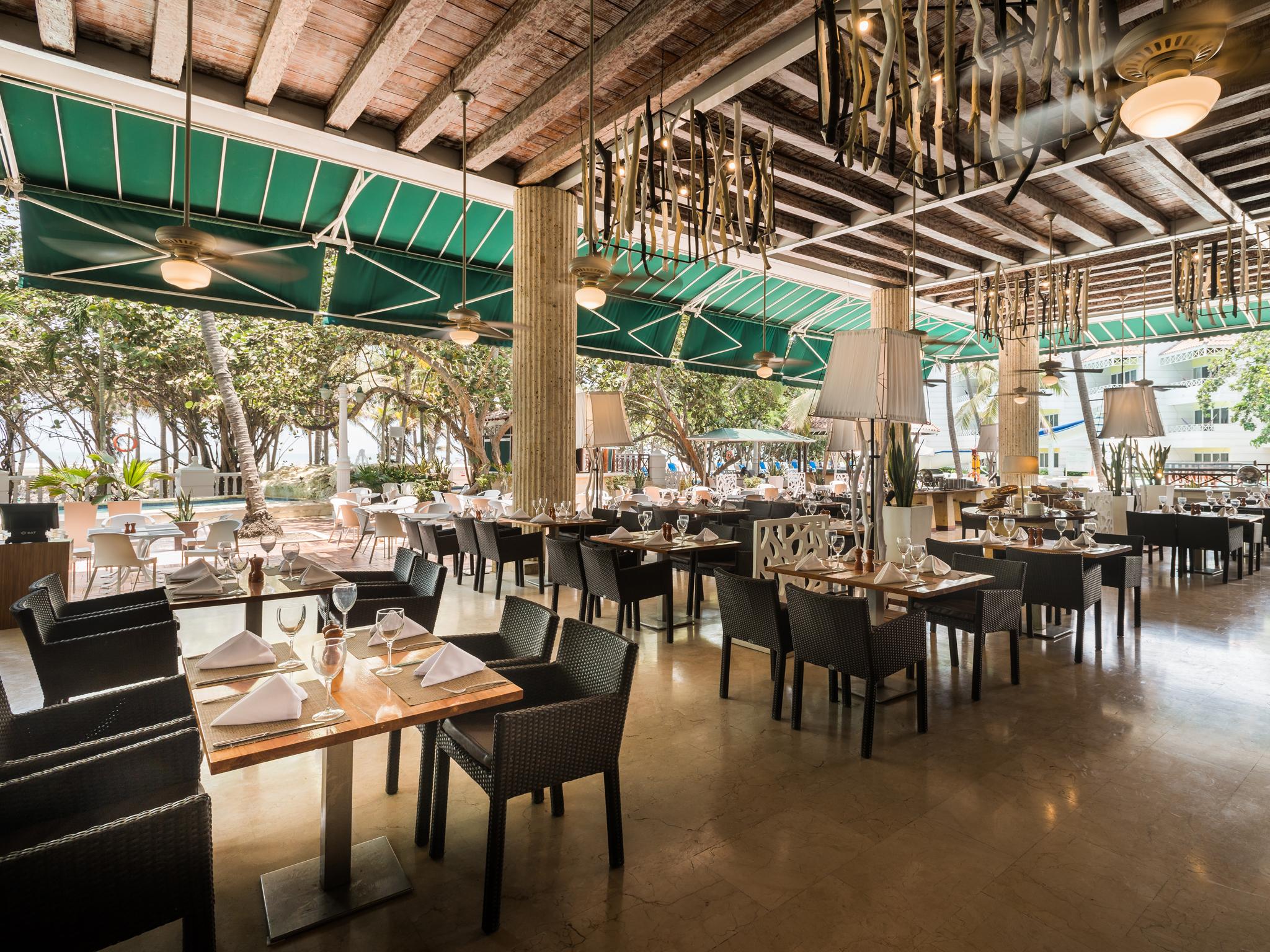 Hotel Las Americas Casa De Playa Cartagena Ngoại thất bức ảnh The interior of the restaurant