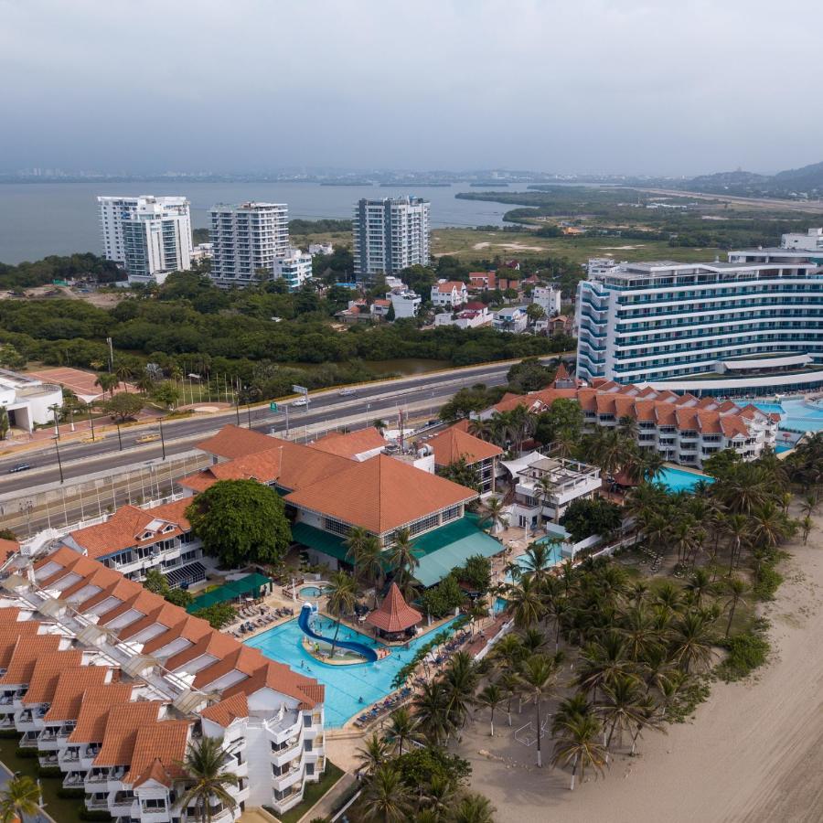 Hotel Las Americas Casa De Playa Cartagena Ngoại thất bức ảnh Aerial view of the resort