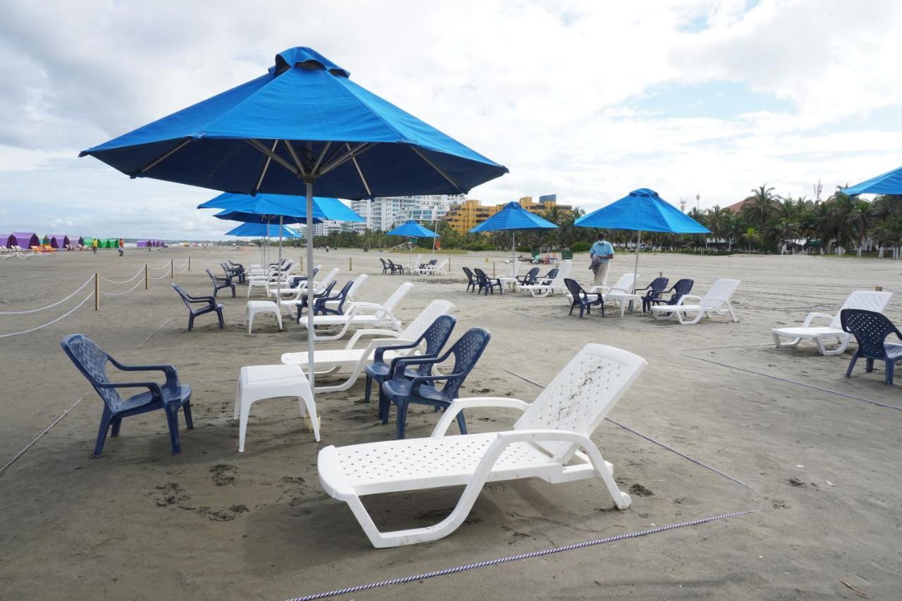 Hotel Las Americas Casa De Playa Cartagena Ngoại thất bức ảnh Beach chairs and umbrellas at South Beach, Miami