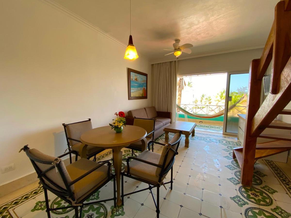 Hotel Las Americas Casa De Playa Cartagena Ngoại thất bức ảnh Living room in a typical condo