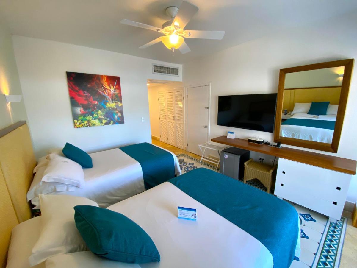 Hotel Las Americas Casa De Playa Cartagena Ngoại thất bức ảnh A room at the hotel