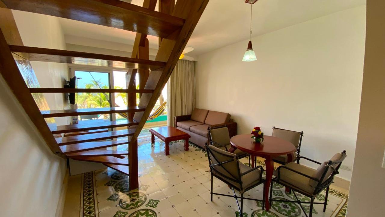 Hotel Las Americas Casa De Playa Cartagena Ngoại thất bức ảnh A living room in a typical apartment at the resort