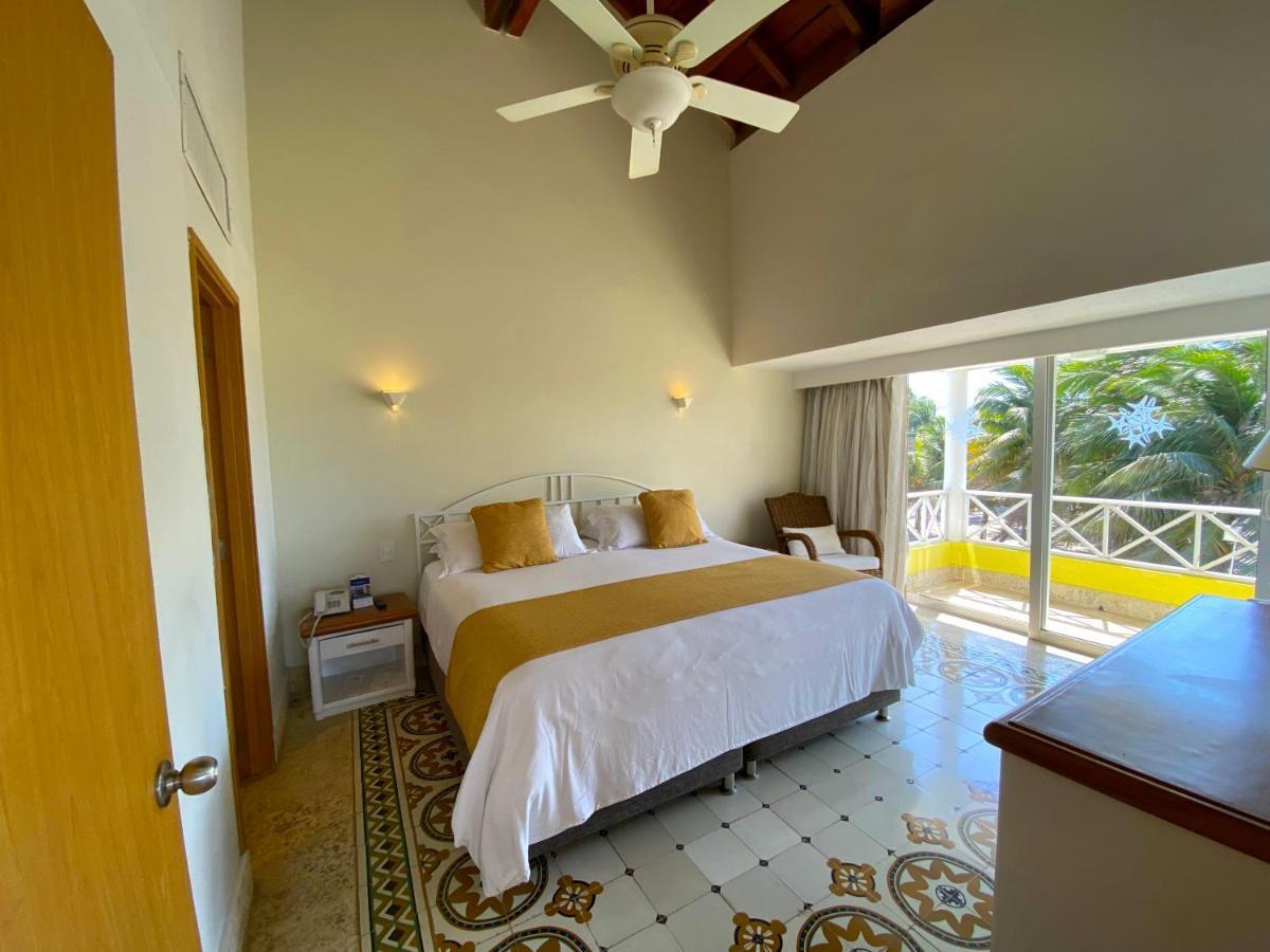 Hotel Las Americas Casa De Playa Cartagena Ngoại thất bức ảnh A bedroom at the hotel
