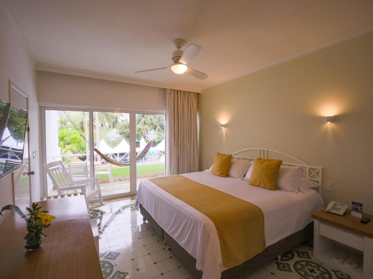 Hotel Las Americas Casa De Playa Cartagena Ngoại thất bức ảnh A bedroom at the hotel